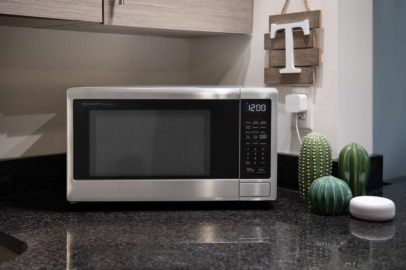 Sharp Alexa Countertop Microwave Oven lifestyle image SMC1139FS_021